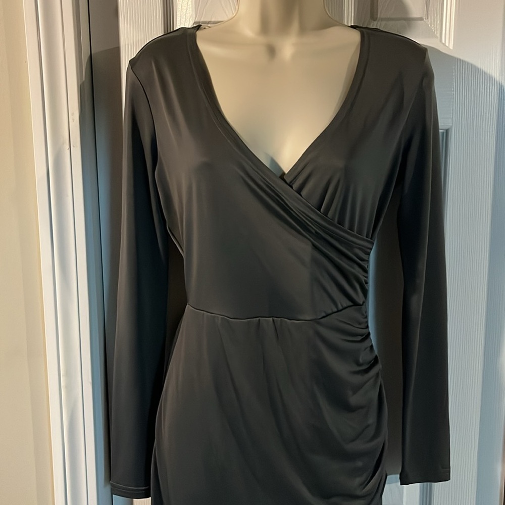 Next question brand dress v neck size Small gray - Picture 6 of 8
